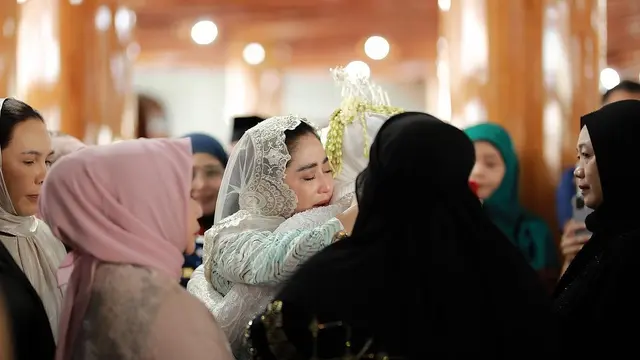 Keponakan Dewi Perssik, Rosa Meldianti Alias Meldi menikah dengan Inggil di Jember (Foto: instagram luxuraimage)