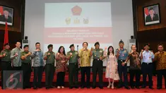 PPK Satker Mabes TNI berfoto bersama mitra pengadaan barang dan jasa usai melakukan penandatanganan kontrak di Mabes TNI Cilangkap, Jakarta, Jumat (29/1/2016). 389 kontrak ditandatangani dengan nilai Rp 5,954 triliun. (Liputan6.com/Helmi Fithriansyah)