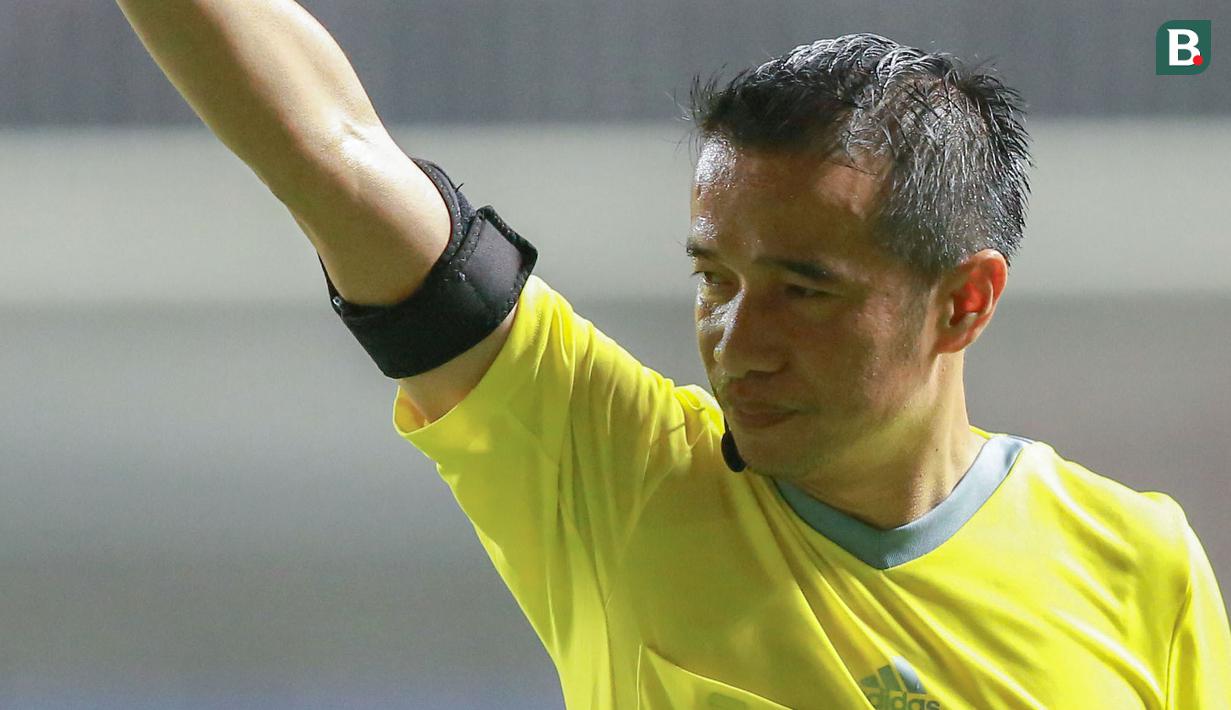 Tak hanya soal kemenangan Timnas Indonesia, wasit Xaypaseth Phongsanit juga menjadi perbincangan hangat oleh para warganet (netizen) Indonesia khususnya di Twitter. Mereka menyebut bahwa pria asal Laos tersebut mirip dengan Presiden Republik Indonesia, Joko Widodo. (Bola.com/M Iqbal Ichsan)