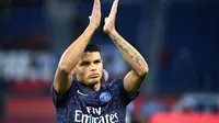 1. Thiago Silva - Manajemen baru PSG tau betul bagaimana menjaga nama baik klub di mata dunia. Salah satunya yaitu menjaga etika para pemain diluar maupun didalam lapangan. (AFP/Franck Fife)