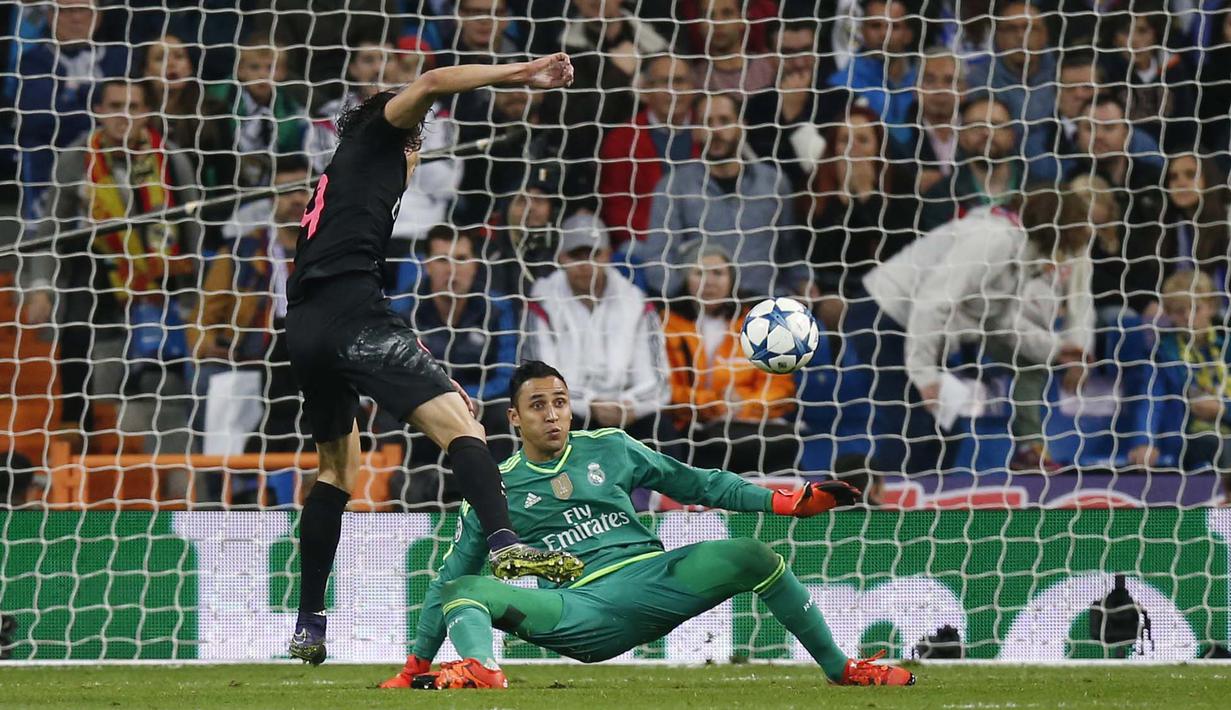 Pemain PSG Edinson Cavani gagal mencetak gol setelah dihadang kiper Madrid Keylor Navas pada lanjutan Liga Chaampions Grup A di Stadion Santiago Bernabeu, Madrid, Rabu(4/11/2015) dini hari. Madrid menang tipis 1-0.  (Reuters / Sergio Perez)