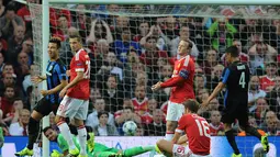 Michael Carrick mencetak gol ke gawang sendiri di menit ke-8. (EPA/Peter Powell)