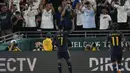 Selebrasi striker Real Madrid, Vinicius Junior setelah mencetak gol ketiga timnya ke gawang AC Milan pada laga pramusim 2023/2024 Soccer Champions Tour di Rose Bowl Stadium, Pasadena, California, Senin (24/7/2023) pagi WIB. (AP Photo/Ashley Landis)
