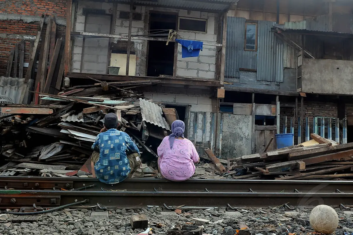 Potret Kehidupan di Pinggir Rel Kereta Api