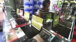 Pedagang tengah menata barang elektronik di Mangga Dua, Jakarta, Minggu (12/6).Hal ini disebabkan oleh membaiknya pertumbuhan ekonomi pada kuartal I/2016. (Liputan6.com/Angga Yuniar)