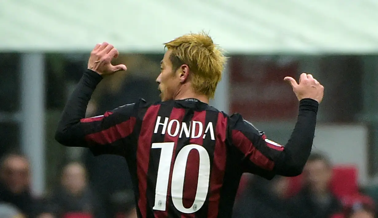 Ekspresi pemain AC Milan, Keisuke Honda, setelah mencetak gol ke gawang Genoa dalam laga Serie A Italia di Stadion San Siro, Millan, (14/2/2016). (AFP/Olivier Morin)