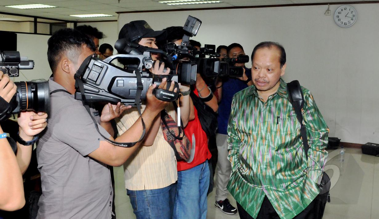 Mantan Ketua Komisi VII DPR Sutan Bhatoegana saat tiba di Ruang Pengadilan Tipikor, Jakarta. Kamis (7/5/2015). Sidang kali ini untuk mendengarkan keterangan saksi terkait dugaan penerimaan gratifikasi di Kementerian ESDM. (Liputan6.com/Andrian M Tunay)
