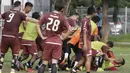 Pemain Persija Jakarta tampak ceria saat sesi latihan jelang laga Liga 1 di Lapangan ABC, Senayan, Jakarta, Sabtu (08/12). Persija akan berhadapan dengan Mitra Kukar. (Bola.com/M Iqbal Ichsan)