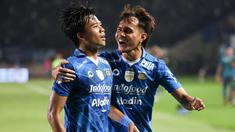 Persib Bandung memastikan lolos ke partai final Championship Series BRI Liga 1 2023/2024 setelah membungkam Bali United 3-0 pada laga leg kedua semifinal di Stadion Si Jalak Harupat, Soreang, Kabupaten Bandung, Sabtu (18/5/2024) malam WIB. Febri Hariyadi dkk unggul agregat 4-1 setelah sebelumnya bermain imbang 1-1 di kandang Bali United pada leg pertama. (Bola.com/Abdul Aziz)
