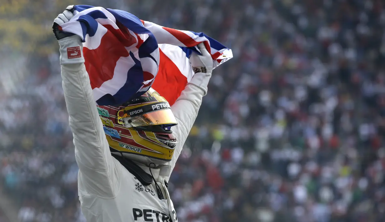 Ekspresi Lewis Hamilton setelah memastikan meraih gelar F1 2017  di Hermanos Rodriguez racetrack, Mexico City, (29/10/20170). Hamilton finis kedelapan pada balapan tersebut. (AP/Moises Castillo)