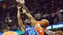 Pemain Charlotte Hornets, Kemba Walker #15 kehilangan bola saat dihadang pemain Cleveland Cavaliers, Kyrie Irving #2 pada laga NBA di Quicken Loans Arena, (10/12/2016). (Reuters/Ken Blaze-USA TODAY Sports)