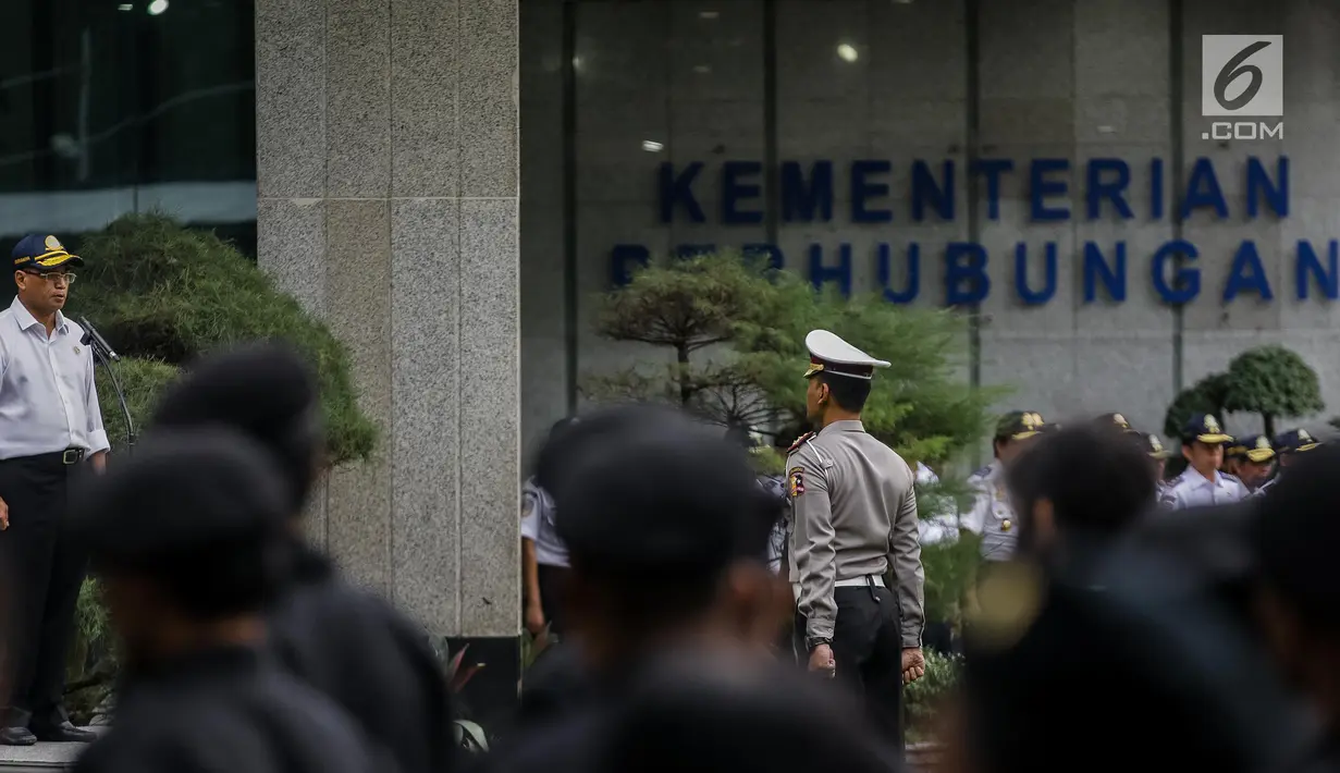 Menteri Perhubungan Budi Karya Sumadi saat menjadi Inspektur Upacara Gelar Pasukan, membuka Posko Angkutan Lebaran Terpadu 2017 di Kementerian Perhubungan, Jakarta, Kamis (15/6). (Liputan6.com/Johan Tallo)