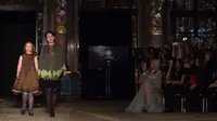 Batik kembali mendunia, lihat di sini bagaimana Alleira Batik berhasil membawa batik hingga ke panggung Paris Fashion Week 2018. Sumber foto: Alleira Batik.