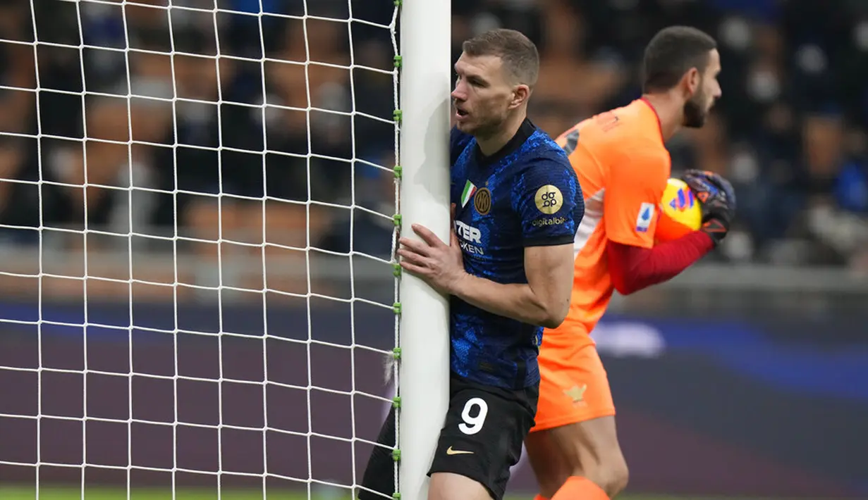 Reaksi pemain Inter Milan Edin Dzeko setelah kehilangan peluang mencetak gol ke gawang Venezia pada pertandingan sepak bola Liga Italia di Stadion San Siro, Milan, Italia, 22 Januari 2022. Inter Milan menang 2-1. (AP Photo/Luca Bruno)