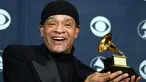 Al Jarreau berpose dengan trofinya di ajang Grammy Awards di Los Angeles, AS (11/2). Legenda Jazz tersebut tutup usia pada Minggu (12/2) pukul 5.30 pagi di Los Angeles, usai dirawat di rumah sakit karena kelelahan. (AFP PHOTO / GABRIEL Bouys)