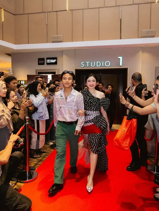 Febby menutup busananya yang playful dengan heels putih dari Amina Muadi seharga Rp17jutaan. [@febbyrastanty]