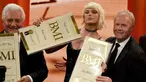 Penyanyi Taylor Swift (tengah) saat mendapatkan dua penghargaan di BMI Pop Awards ke 64, Beverly Hills , California, AS, (10/5). Taylor Swift mendapatkan dua penghargaan yaitu Taylor Swift Award dan Pop Songwriter of the Year. (Frazer Harrison/AFP)