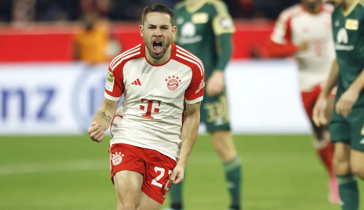 Raphael Guerreiro didatangkan Bayern Munchen dari sang rival, Brussia Dortmund pada awal musim 2023/2024 dengan status bebas transfer. Bersama Borussia Dortmund yang diperkuatnya mulai 2016/2017 hingga 2022/2023 ia belum sekalipun meraih gelar juara liga, begitu pun dengan klub-klub sebelumnya Lorient dan Caen. (AFP/Michaela Stache)