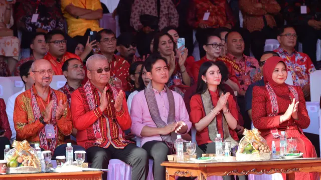 Wapres Gibran Rakabuming Raka hadir di Festival Cap Go Meh Singkawang 2025 yang berlangsung di depan Kantor Wali Kota Singkawang, Rabu (12/2/2025).