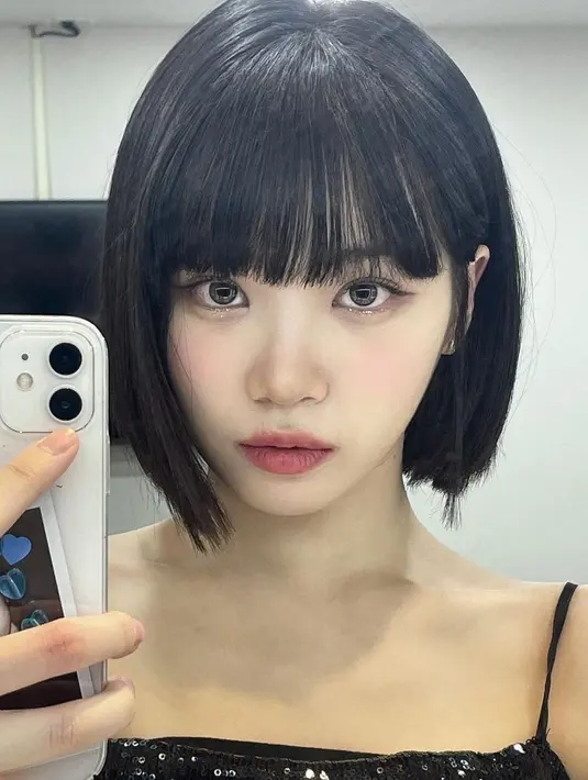 Bob short cut ala Chaewon Le Sserafim bisa menjadi pilihan tepat jika ingin memiliki rambut pendek agar rambut mudah diatur dan terlihat segar. Kamu bisa menambahkan fringe bang agar terlihat lebih muda. [@_chaechae_1]