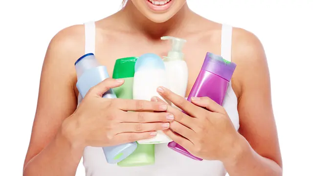 Seorang perempuan sedang memegang berbagai produk perawatan rambut (Foto Dok: Freepik/pressfoto)