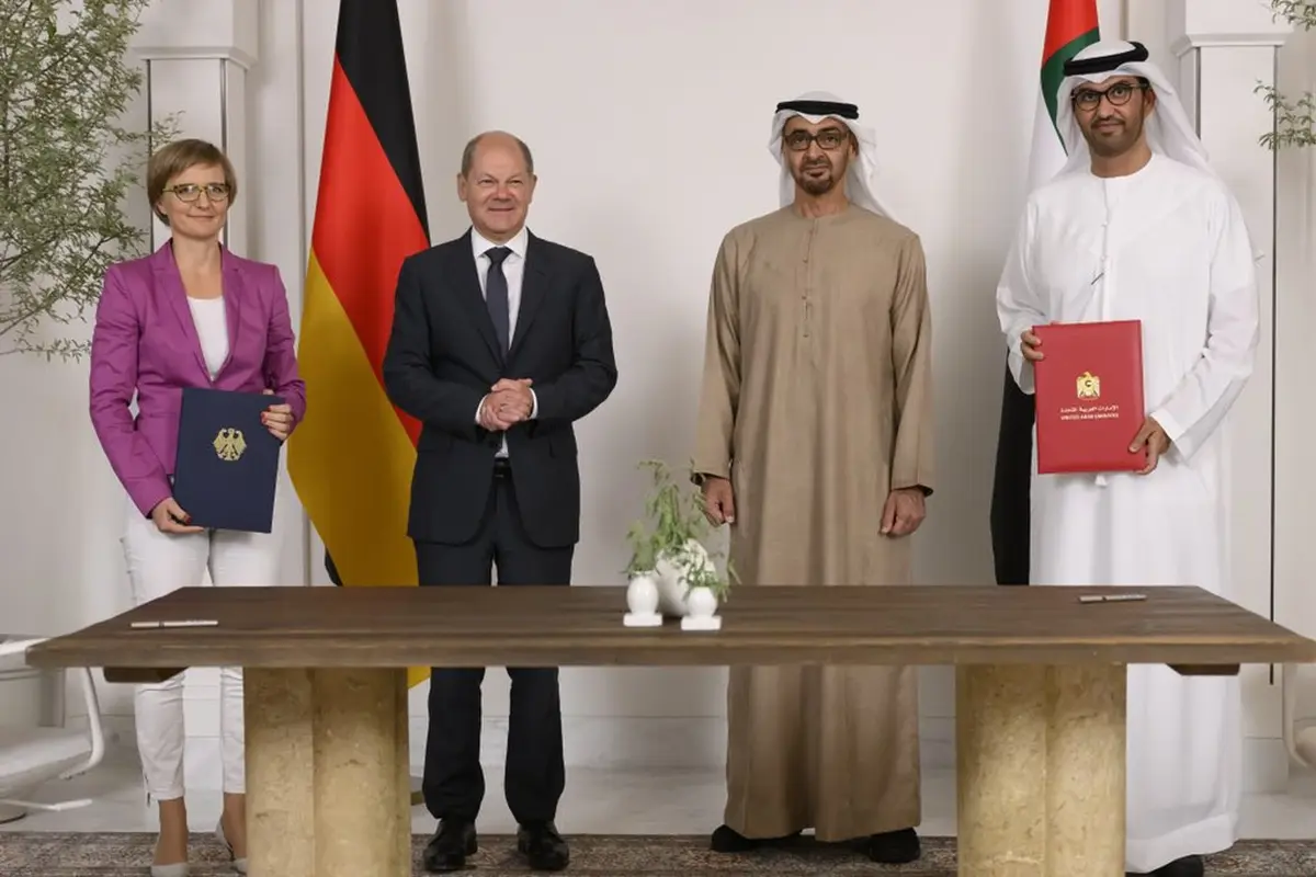 Kanselir Jerman di UEA saat menandatangani perjanjian antara Jerman-UEA.