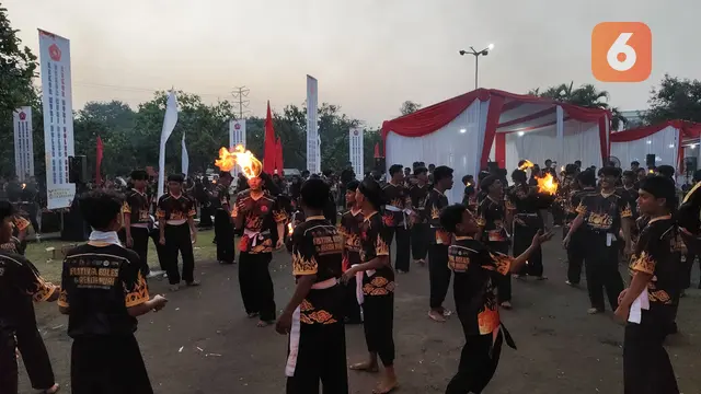 1.000 pesilat asal Sukabumi saat bermain bola leungeun seuneu (Boles) atau bola api pada festival rekor MURI di TMII. (Liputan6.com/Istimewa).