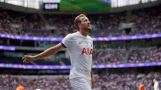 Pemain Tottenham Hotspur Harry Kane saat pertandingan sepak bola persahabatan pramusim antara Tottenham Hotspur dan Shakhtar Donetsk di Stadion Tottenham Hotspur, London, Inggris, Minggu (6/8/2023). Harry Kane mengemas quattrick saat Tottenham Hotspur mengalahkan Shakhtar Donetsk dengan skor 5-1. (Yui Mok/PA via AP)