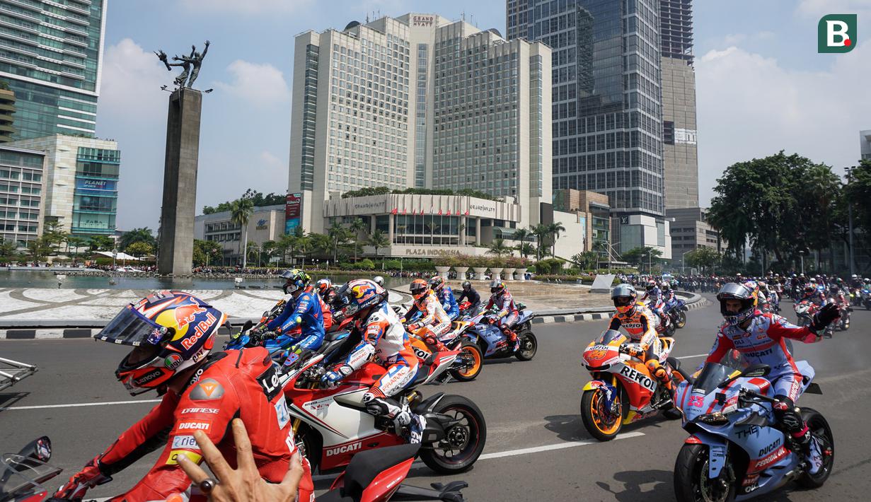 Para rider juga sempat melintasi bangunan ikonik ibukota Jakarta, yakni Bundaran HI. (Bola.com/Bagaskara Lazuardi)