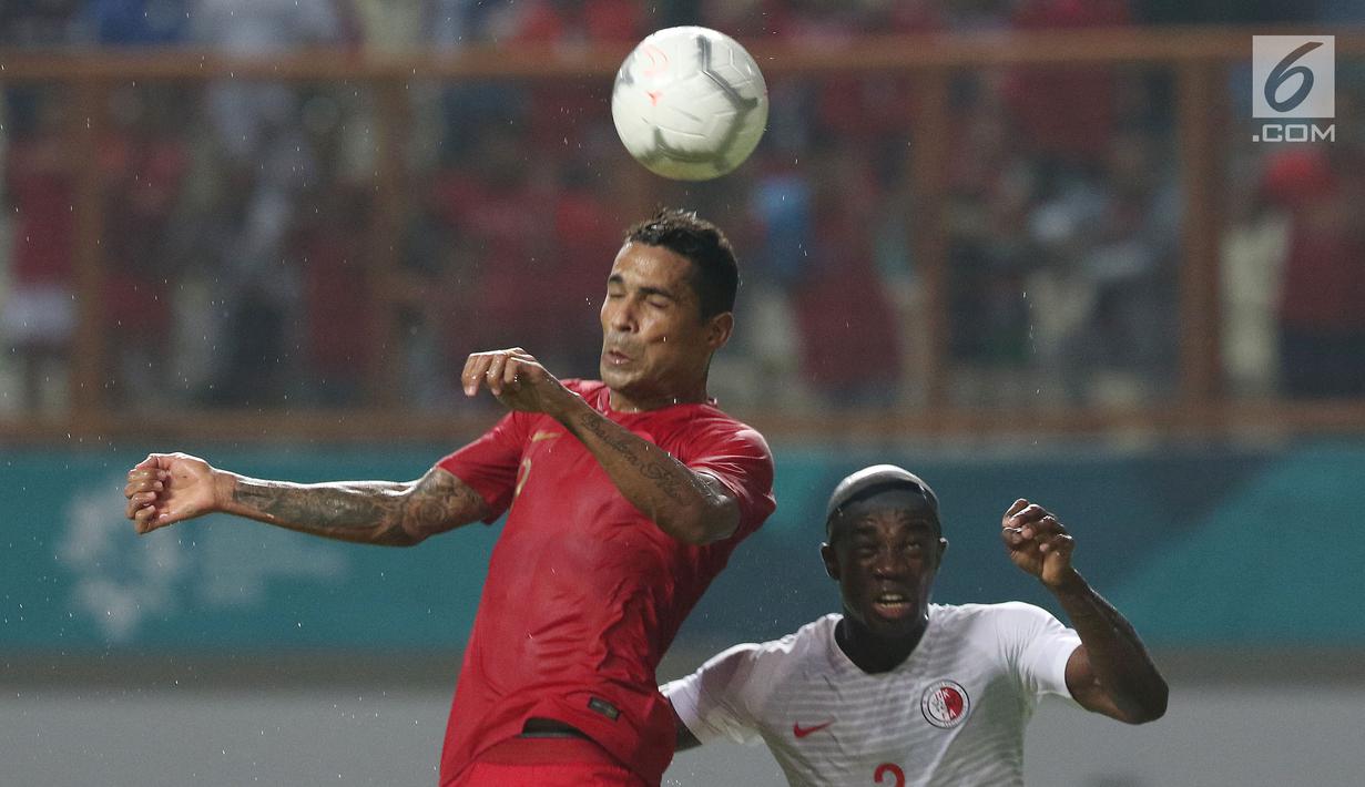 Pemain Timnas Indonesia, Alberto Goncalves (kiri) berebut bola dengan pemain Hong Kong pada laga uji coba internasional di Stadion Wibawa Mukti, Cikarang, Selasa (16/10). Babak pertama, Indonesia unggul 1-0. (Liputan6.com/Helmi Fithriansyah)