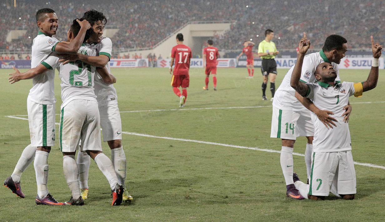 Para pemain Timnas Indonesia melakukan sujud usai Manahati Lestusen membobol gawang Vietnam pada laga Piala AFF 2016 di Stadion My Dinh, Hanoi, Kamis (7/12/2016). Indonesia menang agregat 4-3 atas Vietnam. (Bola.com/Peksi Cahyo)