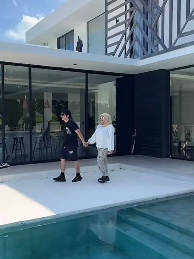 6 Potret Gaya Kompak Atta Halilintar dan Aurel Hermansyah Liburan di Bali, Perdana Ajak Ameena ke Pantai