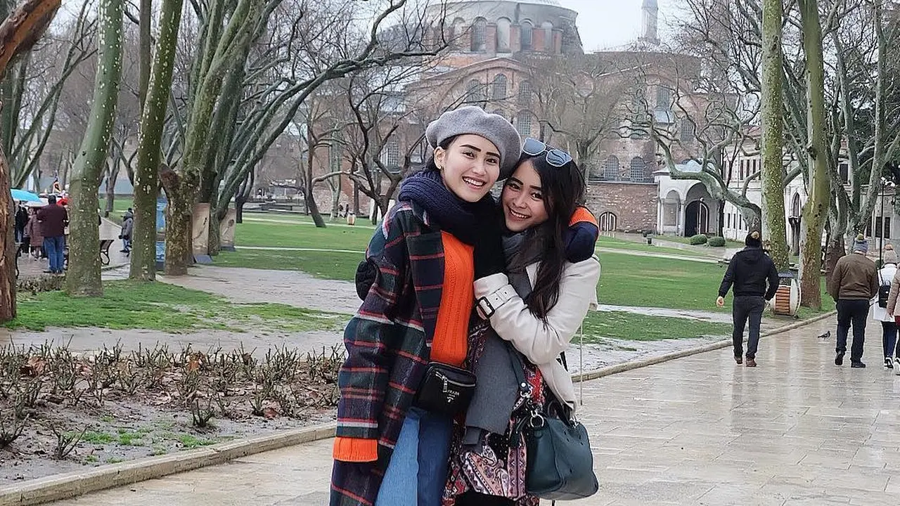 Momen Manis Ayu Ting Ting dan Adik Saat Hangout