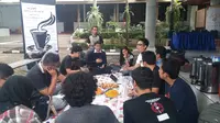 Kevin Tan, baju putih, dari Indonesia Berbicara dalam diskusi ringan tentang politik bersama generasi muda kampus