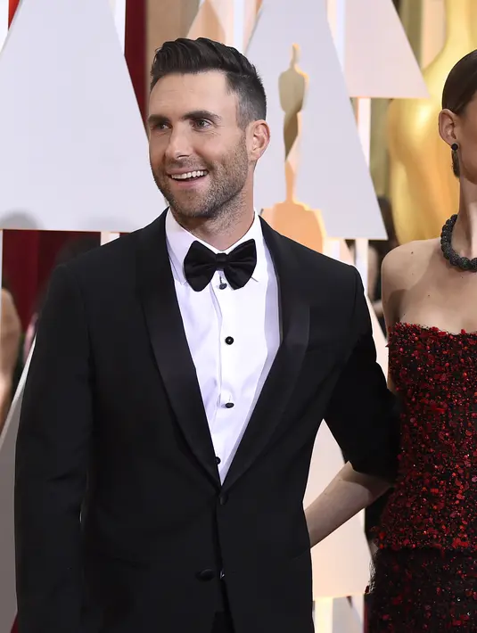 Tengah memasuki usia 6 bulan, Behati Prinsloo selalu ngidam semangka bahkan hampir tiap hari dirinya memakan buah tersebut. Adam Levine pun selalu kualahan mengahdapi fase ngidam Behati. (AFP/Bintang.com)