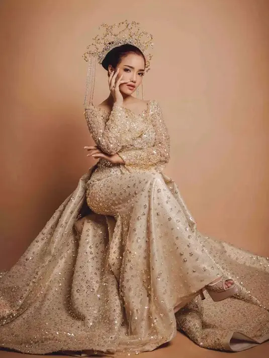 Ditambah dengan detail ekor panjang yang membuat keseluruhan tampilan Fuji terlihat makin glamor. Instagram/fuji_an/laviennawedingallery.