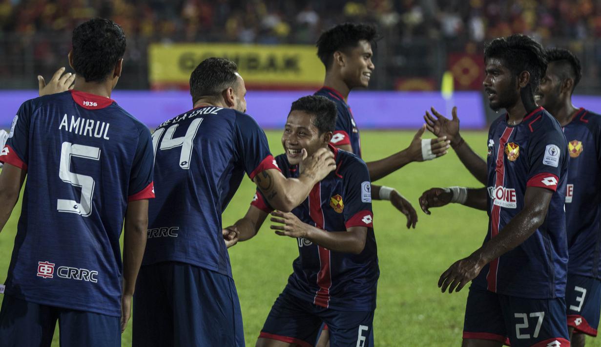 Gelandang Selangor FA, Evan Dimas, merayakan kemenangan atas Kuala Lumpur FA pada laga Liga Super Malaysia di Stadion Kuala Lumpur, Cheras, Minggu (4/2/2018). Kuala Lumpur FA kalah 0-2 dari Selangor FA. (Bola.com/Vitalis Yogi Trisna)