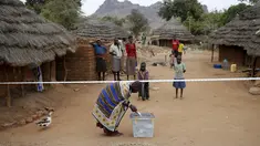 Warga suku Karamojong memasukkan kertas suara kedalam kotak di TPS desa dekat kota Kaabong, Uganda, (18/2). Uganda memiliki berbagai macam suku yang warganya masih tertinggal dengan kota - kota besar. (REUTERS / Goran Tomasevic)
