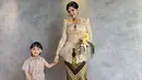 Sementara itu, Anthony menyesuaikan tampilannya dengan mengenakan kemeja batik berwarna coklat muda yang serasi dengan busana Audi, menciptakan tampilan couple yang harmonis dan stylish.   [@audimarissa]