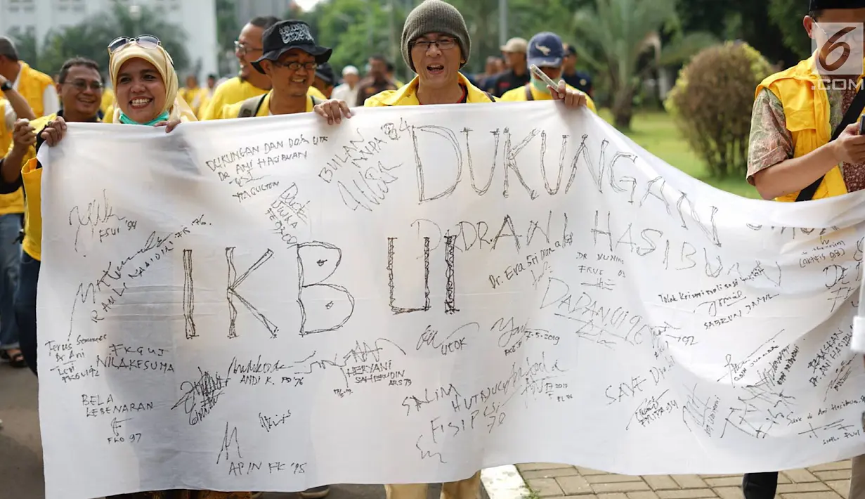 Ikatan Keluarga Besar UI (IKB UI) menggelar aksi solidaritas di Kampus Universitas Indonesia, Jakarta, Jumat (17/5). Aksi tersebut untuk memberikan dukungan kepada dokter Ani Hasibuan yang dilaporkan atas tuduhan penyebaran informasi yang menimbulkan rasa kebencian. (Liputan6.com/Immanuel Antonius)