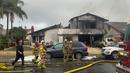 Petugas pemadam kebakaran usai memadamkan api di lokasi kecelakaan pesawat di sebuah rumah di Yorba Linda, California (3/2). Pesawat Cessna 414A jatuh di Yorba Linda tak lama setelah lepas landas dari Bandara Fullerton Municipal. (AP Photo/Alex Gallardo)
