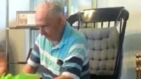 Seorang kakek tidak kuasa menahan tangisnya ketika melihat hadiah ulang tahun bagi dirinya.