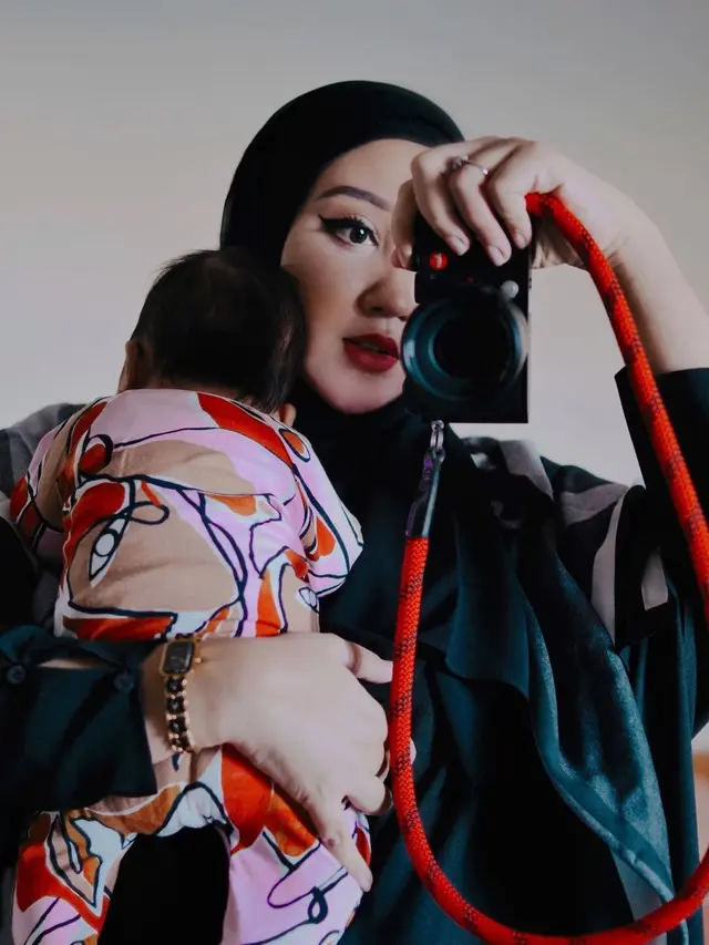 Stylish Banget, Ini 6 Gaya Dian Pelangi saat Momong Anak yang Curi Perhatian