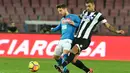 Pemain Napoli, Dries Mertens (kiri) berebut bola dengan pemain Udinese, Danilo pada laga Coppa Italia di San Paolo stadium, Naples, (19/12/2017). Napoli menang 1-0.  (Ciro Fusco/ANSA via AP)