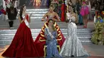 Miss Spanyol, Mireia Lalaguna Royo (duduk) menerima mahkota dari pemenang Miss World 2014 didampingi oleh juara kedua Miss Rusia, Sofia Nikitchuk dan Miss Indonesia,Maria Harfanti (kanan) di Sanya,  Cina, Sabtu (19/12). (REUTERS/Stringer)