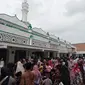 Masjid Jami Keramat Luar Batang Jakarta Utara banjir jemaah yang datang dari berbagai penjuru. (Liputan6.com/Muhamad Husni Tamami)