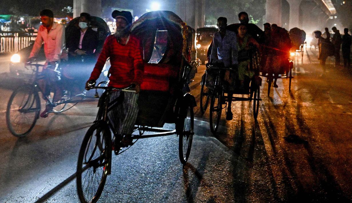 Namun banyak yang mengkhawatirkan bahwa kerajinan yang penuh warna ini mulai memudar di tengah-tengah becak motor modern yang lebih cepat. (Munir UZ ZAMAN/AFP)