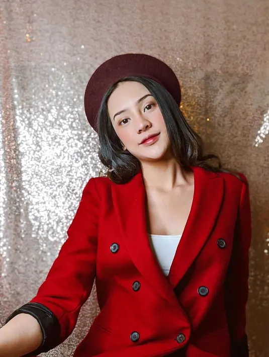 "Serius? Itu penyakit lho. Lu tahu itu kan?" ujar Deddy Corbuzier. "Gue tau (penyakit), udah ke psikolog. Aku merasanya ya sepi aja," ucap Anya Geraldine. (Instagram/anyageraldine)