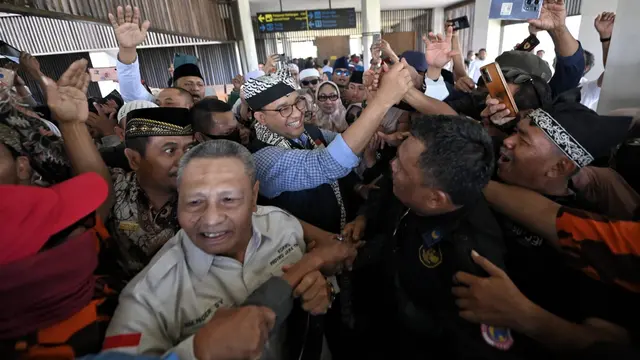 Anies disambut pendukungnya saat tiba di Bandara Banyuwangi. (Hermawan/Liputan6.com)