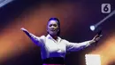 Penyanyi Vina Panduwinata tampil saat Festival Musik PestaPora 2024 di JIexpo Kemayoran, Jakarta, Sabtu (21/9/2024). (Liputan6.com/Herman Zakharia)